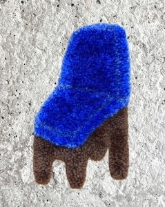 magnes z włóczki -  niebieskie krzesło Aga