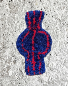 magnes z włóczki -  granatowa waza