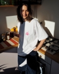 biały t-shirt z myjącym się psem