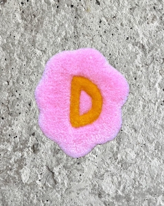 magnes z włóczki - litera D