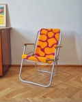 krzesło biwakowe PRL z tuftowanym materiałem pomarańczowo różowe
